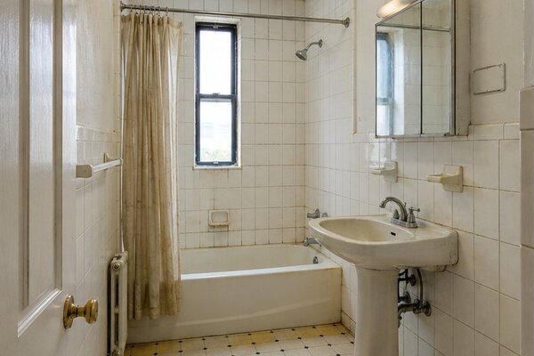 Bathroom before renovation